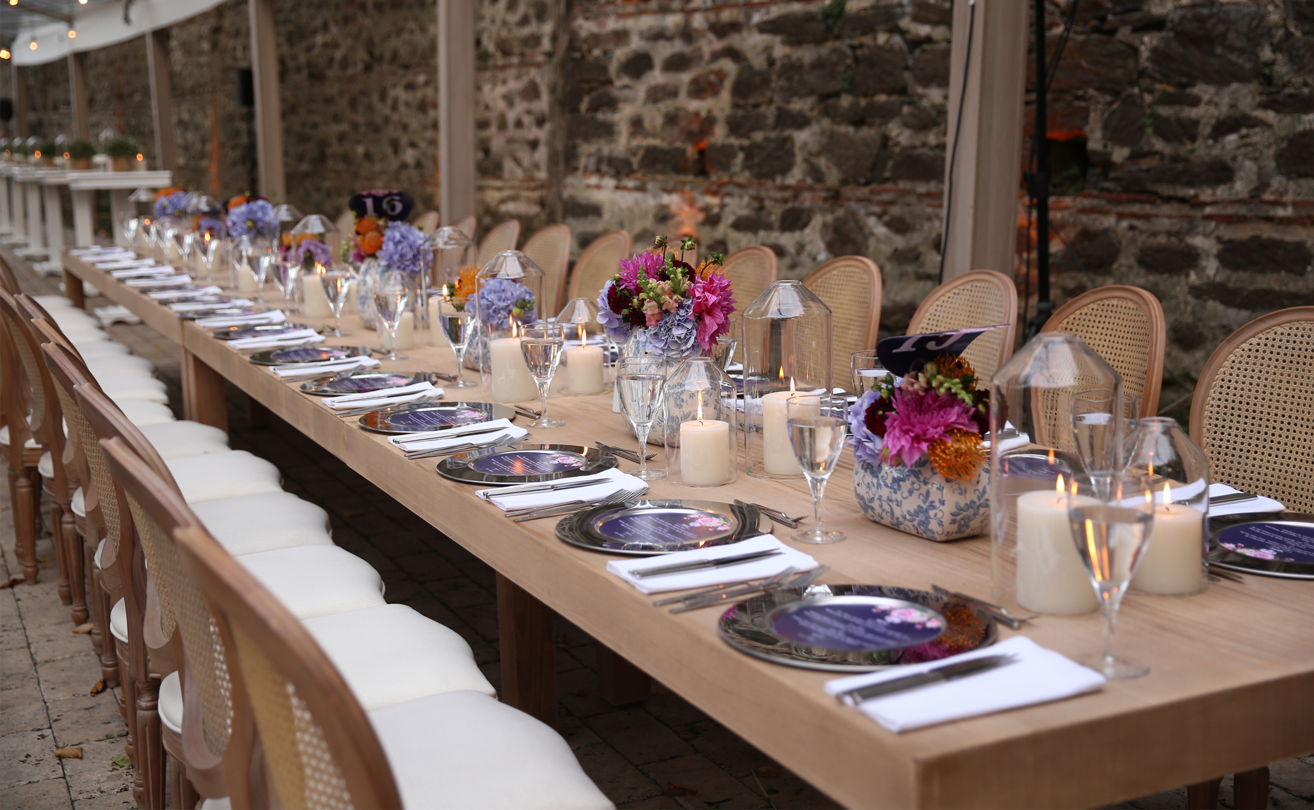 Elegant,Open,Oak,Colored,Wedding,Tables,Dominated,By,Natural,Colors.